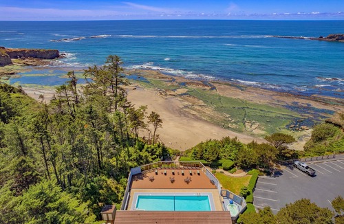 Otter Rock Apartment | Spacious Two-Level Ocean-View Villa with Loft