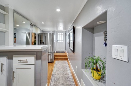 Thousand Oaks Apartment | Sparkling 3 room apt, S.F. Bay Views on most exclusive str. N. Berkeley Hills