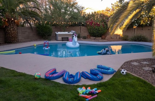 Dave Brown Autumn Hills House | Sparkling Saltwater Pool - Spa - Firepit - WiFi - 4BR 3BA - Free Netflix