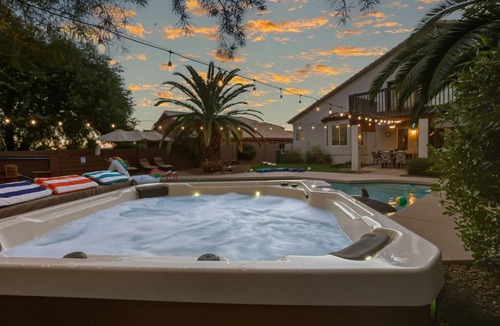 Dave Brown Autumn Hills House | Sparkling Saltwater Pool - Spa - Firepit - WiFi - 4BR 3BA - Free Netflix