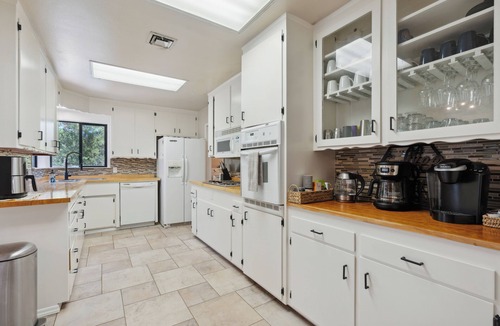 Shasta Lake House | 💥Spring Special ~Boat Parking~Hot Tub ~Game Room~Space for big Groups ~3000 sqft