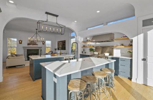 Jacksonville House | Starry Oak Vineyard Retreat w Hot Tub
