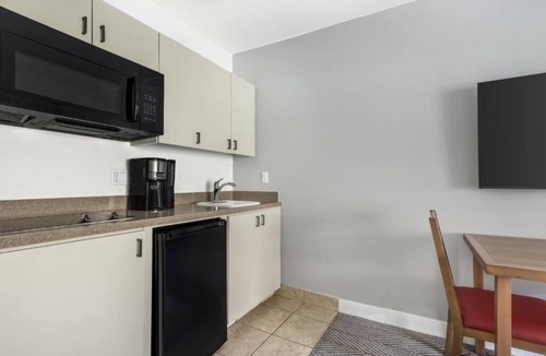 Canyon Corridor Hotel | Stay in 2 Large Suites with Kitchen & Tranquil Views for Relaxation