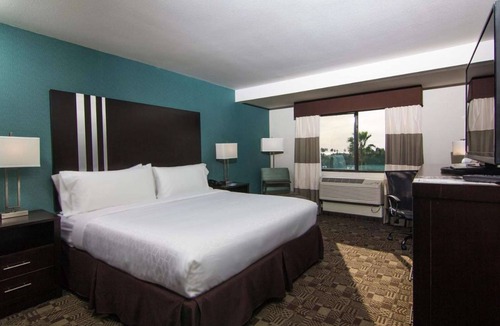Carlsbad Hotel | Stay Near the Sand | Free Breakfast, Pool & Gym
