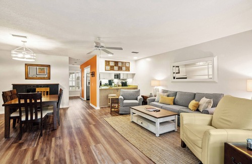 Demere Park House | Steps Away from the Pool, Beach, Restaurants, Village, and Pier!