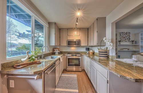 Downtown Monterey House | Steps from the Beach and Restaurants with 2 Masterbedrooms