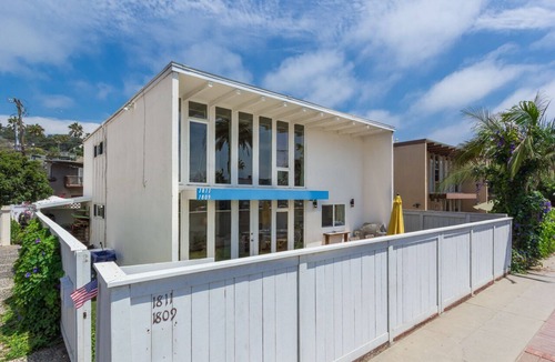 Del Mar House | Steps from the Beach.
