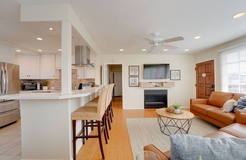 South Mission Beach Apartment | Steps to Ocean and Boardwalk, Parking, Outdoor dining!