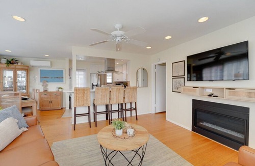 South Mission Beach Apartment | Steps to Ocean and Boardwalk, Parking, Outdoor dining!