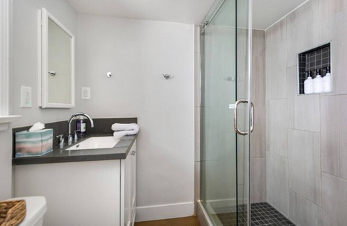 Huntington Beach Bed & Breakfast | Steps To The Beach, Main St.&Pacific City - Studio
