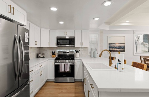 South Mission Beach House | Steps to the Beach w/Incredible Ground Patio Fire Pit | AC | Walk to Everything