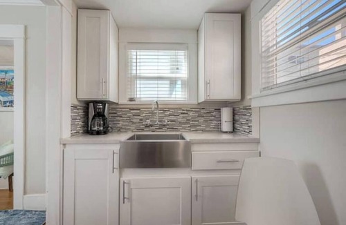 Mission Beach Apartment | Steps to the Sand - Cozy 1 bedroom 2nd floor