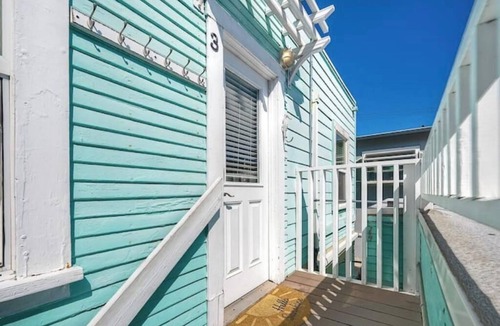 Mission Beach Apartment | Steps to the Sand - Cozy 1 bedroom 2nd floor