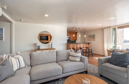 South Mission Beach Condo | Stunning Bay View Condo - Top Floor with AC