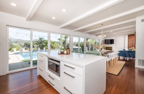 Vista House | Stunning Oasis Retreat: Mini Golf, Pool, SPA with views!