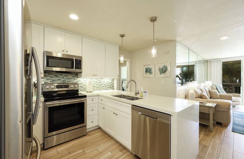 Townsite Condo | Stunning Ocean, Pool, and Garden views from Beautifully Appointed Unit!