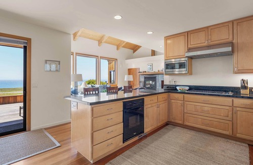 Sea Ranch House | Stunning Oceanfront Home with 3 Ensuites + Hot Tub