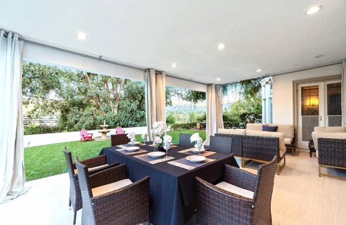North Arroyo Villa | Stunning Rose Bowl Mansion 5 Minutes Walk!