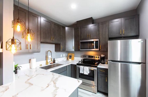 University Heights Apartment | Stylish King Suite Steps to Dining & Parks