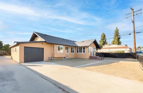 Paramount House | Stylish LA Retreat Near Disney Knotts SoFi