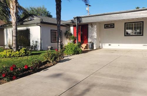 Granada Hills South House | Stylish Ranch with Gorgeous Swimming Pool & Piano