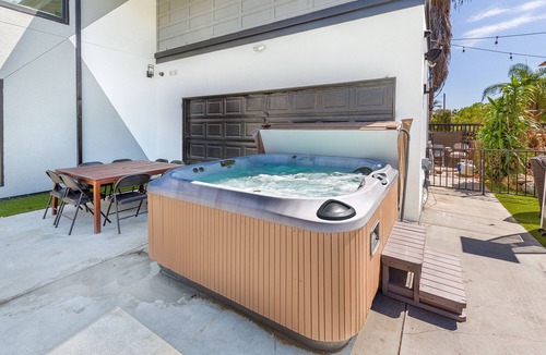 Carthay Circle House | Stylish Townhouse Retreat near Beverly Hills