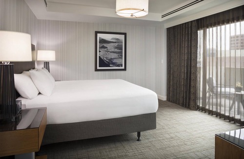 Financial District Hotel | Suite + Connecting Room at a 4⭐️ Hotel