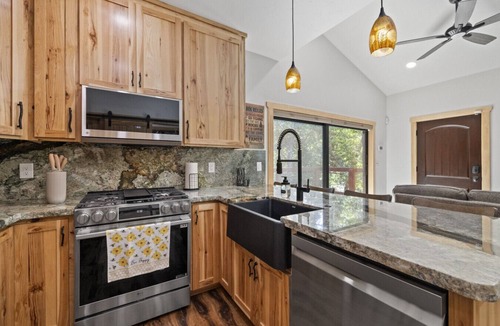 Mono Vista House | Sullivan Creek Studio-10 Mins to Twain Harte, Custom Log Cabin