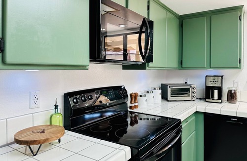 Paradise House | Summer Retreat in Las Vegas! Pool, Arcade, Pool Table & more….