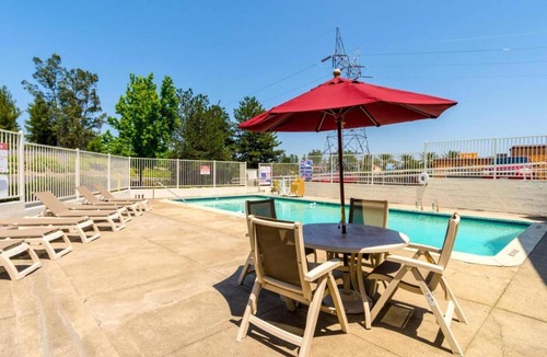 Redding Apartment | Sunny 2-bed Room|Pool|Free Wifi