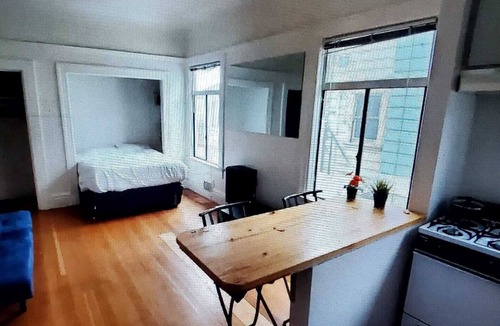 Lower Haight Apartment | Sunny studio by Alamo Square and the Painted Ladies.