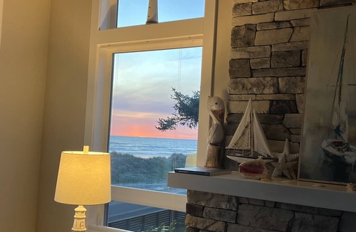 Neahkahnie Beach House | Sunset Hideaway ~ Oceanfront across from the beach, 14 min walk to restaurants