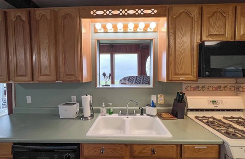 Smith River House | Sunset Shore Retreats "Ocean Front" "The Whale Watcher"