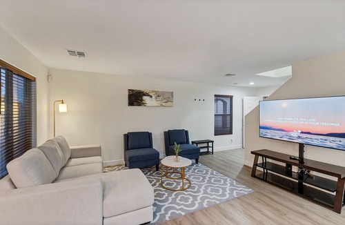 Silverado Ranch House | Superhost 5 star 3 Bedroom 2.5 Bathroom Townhouse