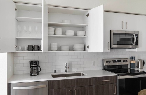 Hayward Apartment | Tasteful Hayward 2BR w/Heated Pool, near Shops & Dining, by Blueground