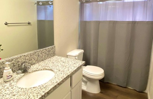 Riverbank House | Terrific 5-bedroom house with AC in charming Riverbank