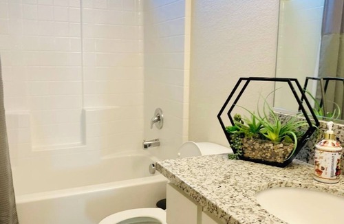 Riverbank House | Terrific 5-bedroom house with AC in charming Riverbank