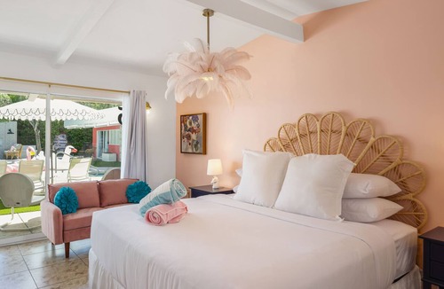 Warm Sands Hotel | The Barbie Suite · Adults-Only Palm Springs Pool