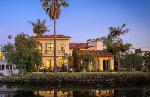 Venice Canals House | The Canal Escape - canal-front Italian villa