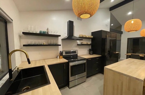 Palm Springs Condo | The desert is calling. Roadrunner Retreat is waiting for you.