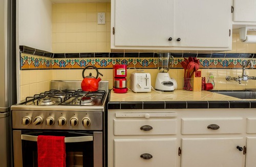 North of Wilshire Apartment | The Garden Suite - Great Location!