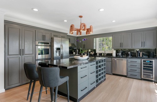 The Bird Streets Villa | The Hilldale Villa