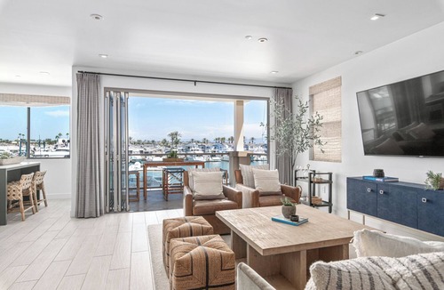 West Newport Apartment | The Kelly Residence @ Peninsula Village