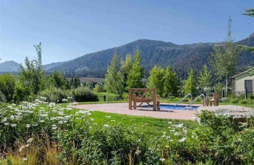 Mammoth Lakes House | The Lodges by 8th Hole Year-Round Fun