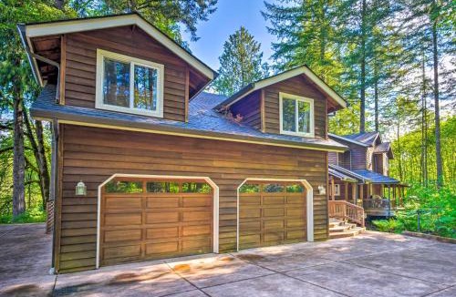 Leaburg House | The River House' w/Deck, on McKenzie River!