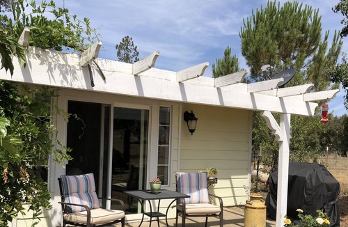 Julian Cottage | "The Romantic Mountain Getaway" - Includes Breakfast! Our own Farm Fresh Eggs!
