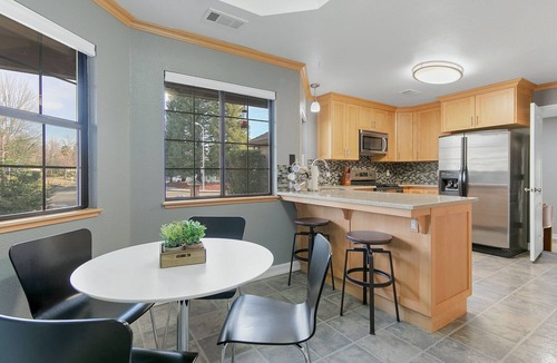 Midway House | The Sereniti House : Tranquil Escape With Hot Tub
