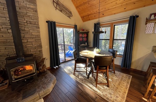 Serene Lakes Cabin | The Snowed Inn at Serene Lakes. Upscale with Hot Tub and Garage Parking!