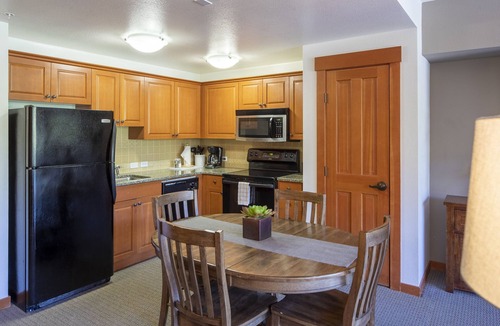 Mammoth Lakes Hotel | The Village Lodge
