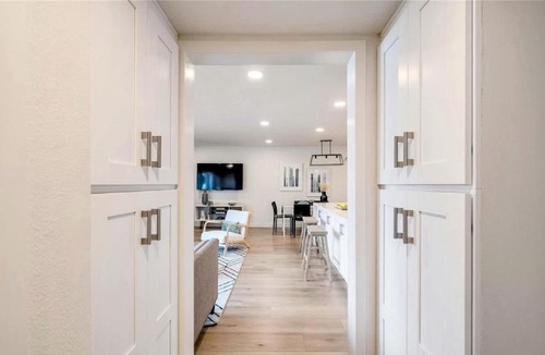 Hermosa Beach Apartment | Three Bedroom Coastal Residence with Ocean Views